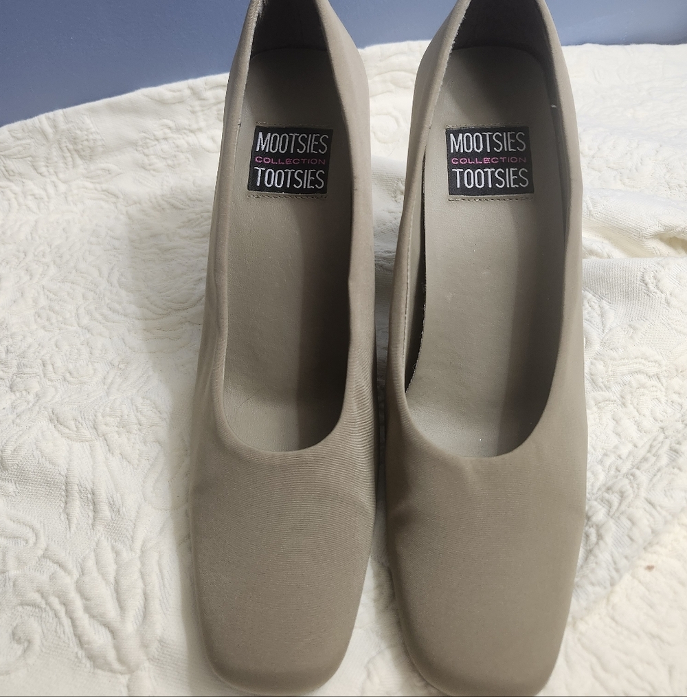 Mootsies Tootsies Women's Beige Casual Block Heels